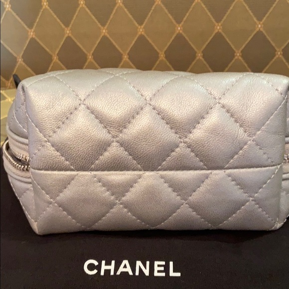 Authentic CHANEL cosmetic case/pouch - Picture 6 of 10